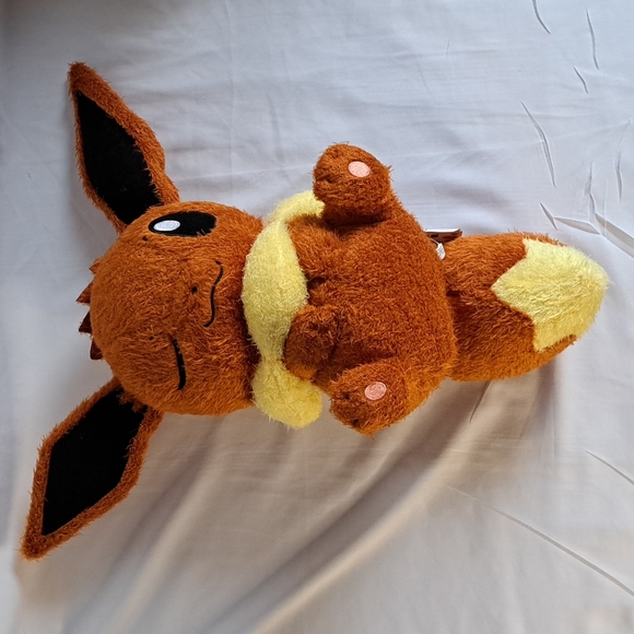 Pokemon - Large Fluffy Winking Eevee Plushie from Japan - Picture 1 of 3
